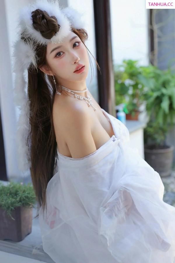   [XiuRen]高清写真图 2025.10.09 No.10843 金允希Yuki 低胸长裙第14张图片